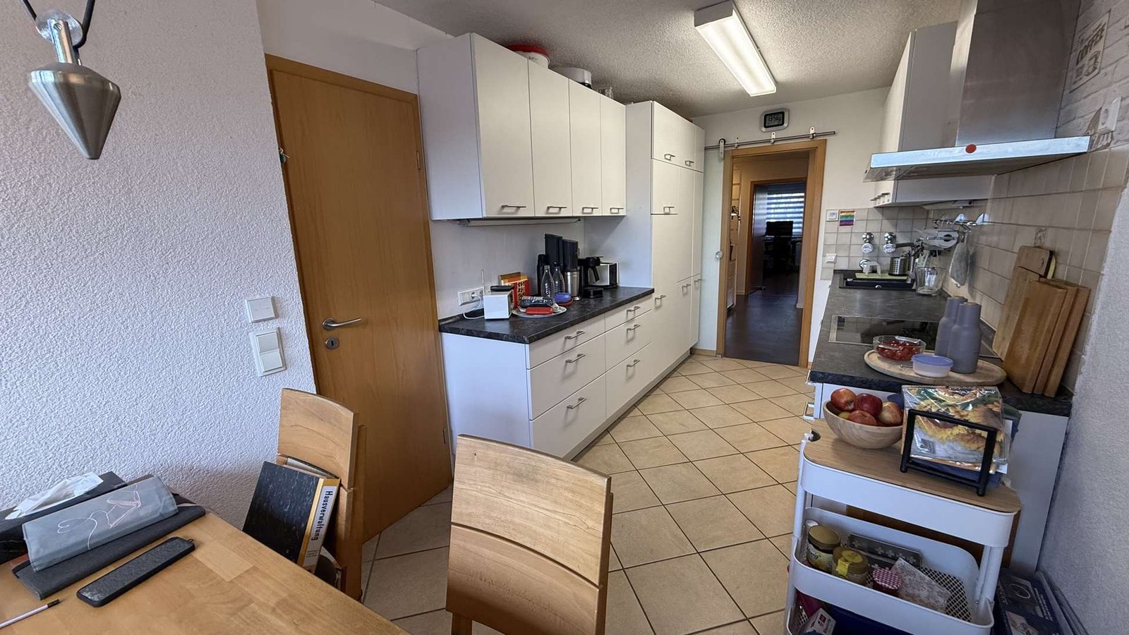 Essplatz mit Blick in die Küche