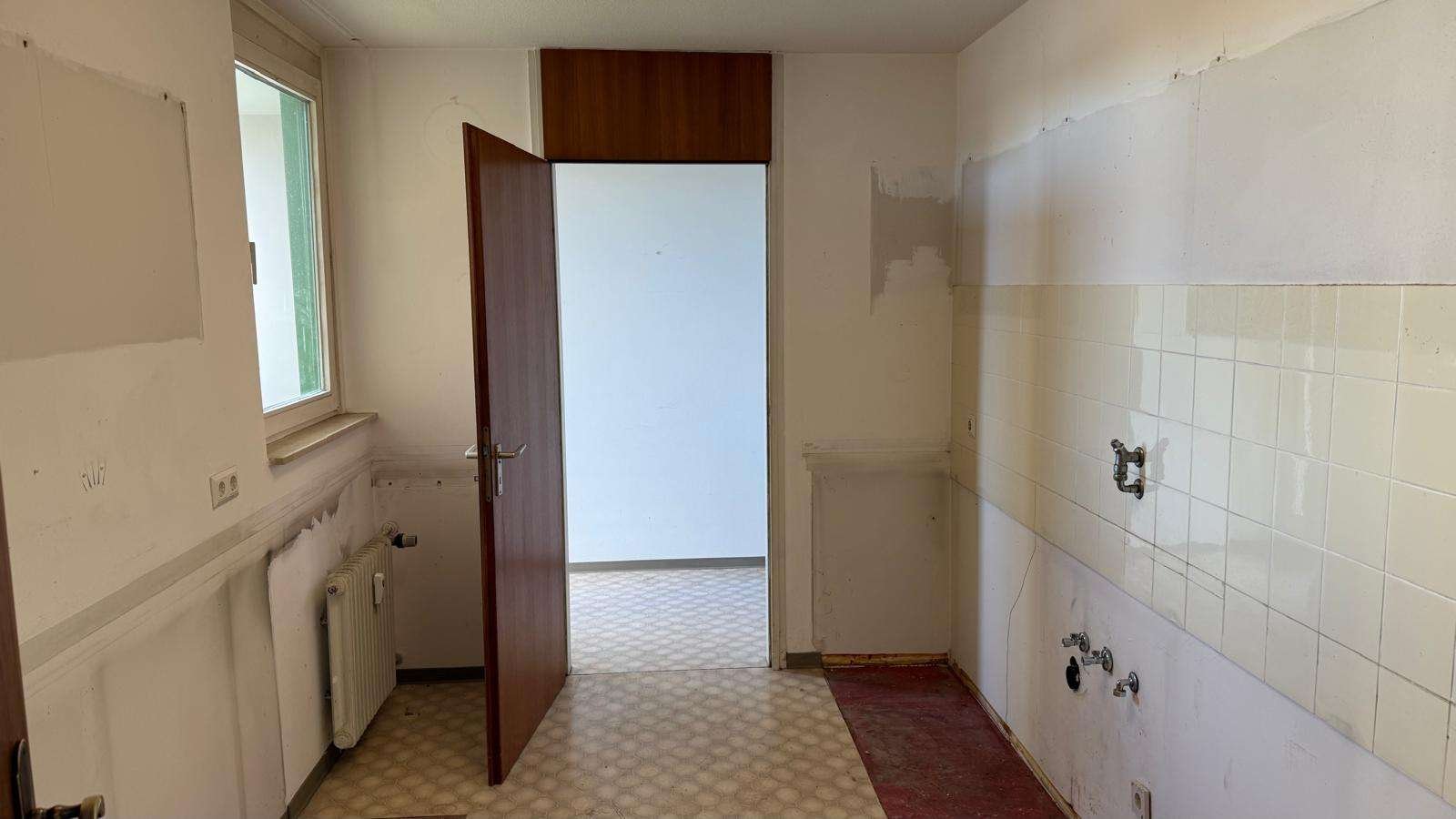 Küche mit Zugang Hauswirtschaftsraum