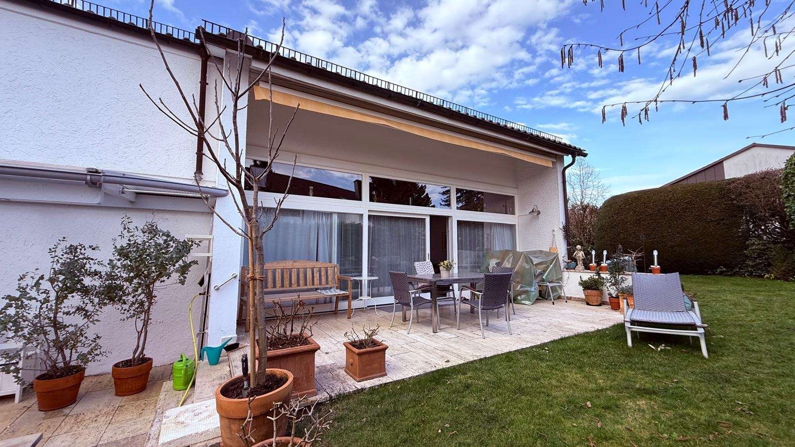 Große Gartenterrasse