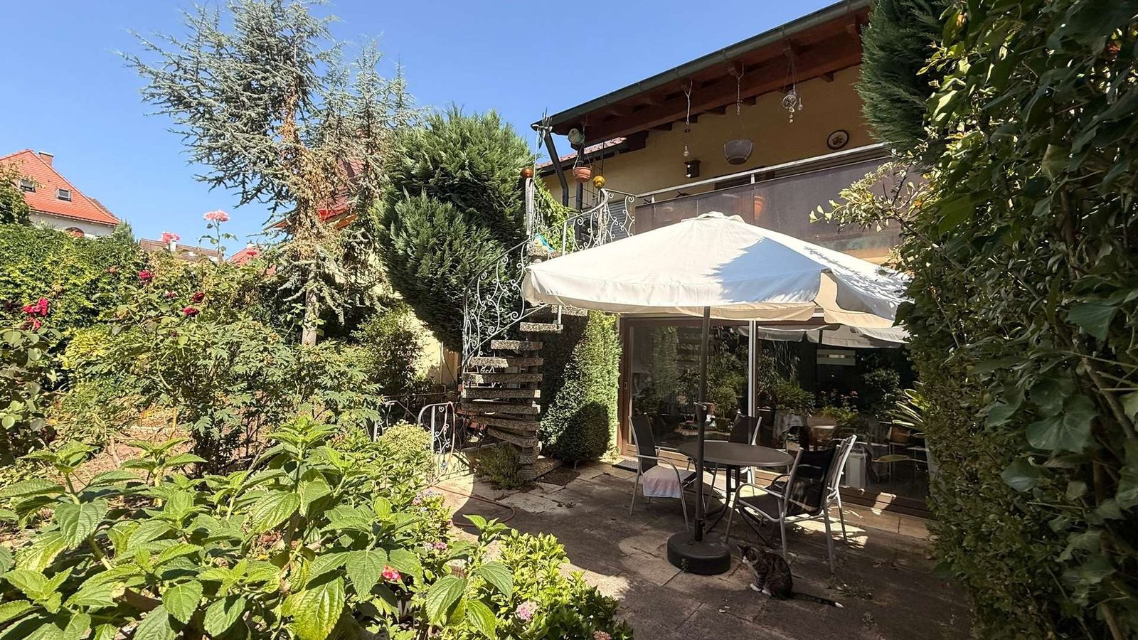 Blick auf Terrasse und Balkon