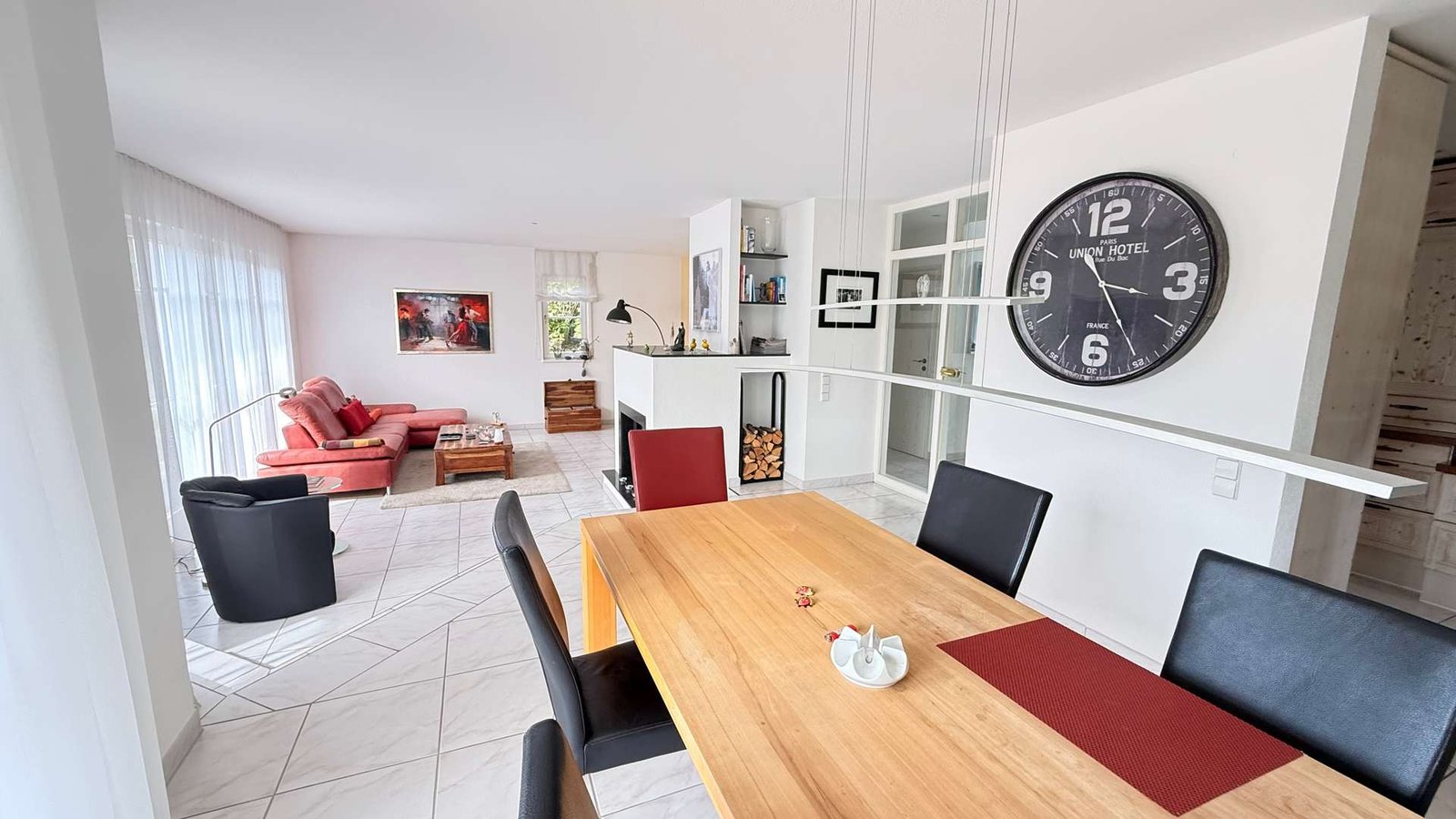 Essbereich mit Blick ins Wohnzimmer