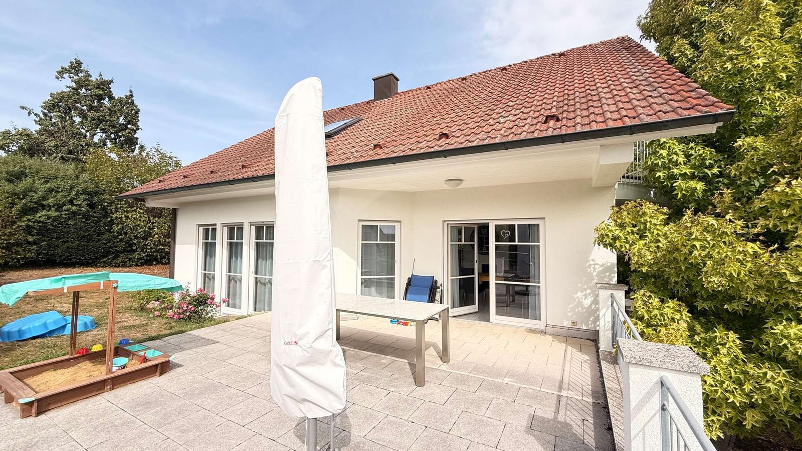 Große Gartenterrasse mit Übergang in den Garten