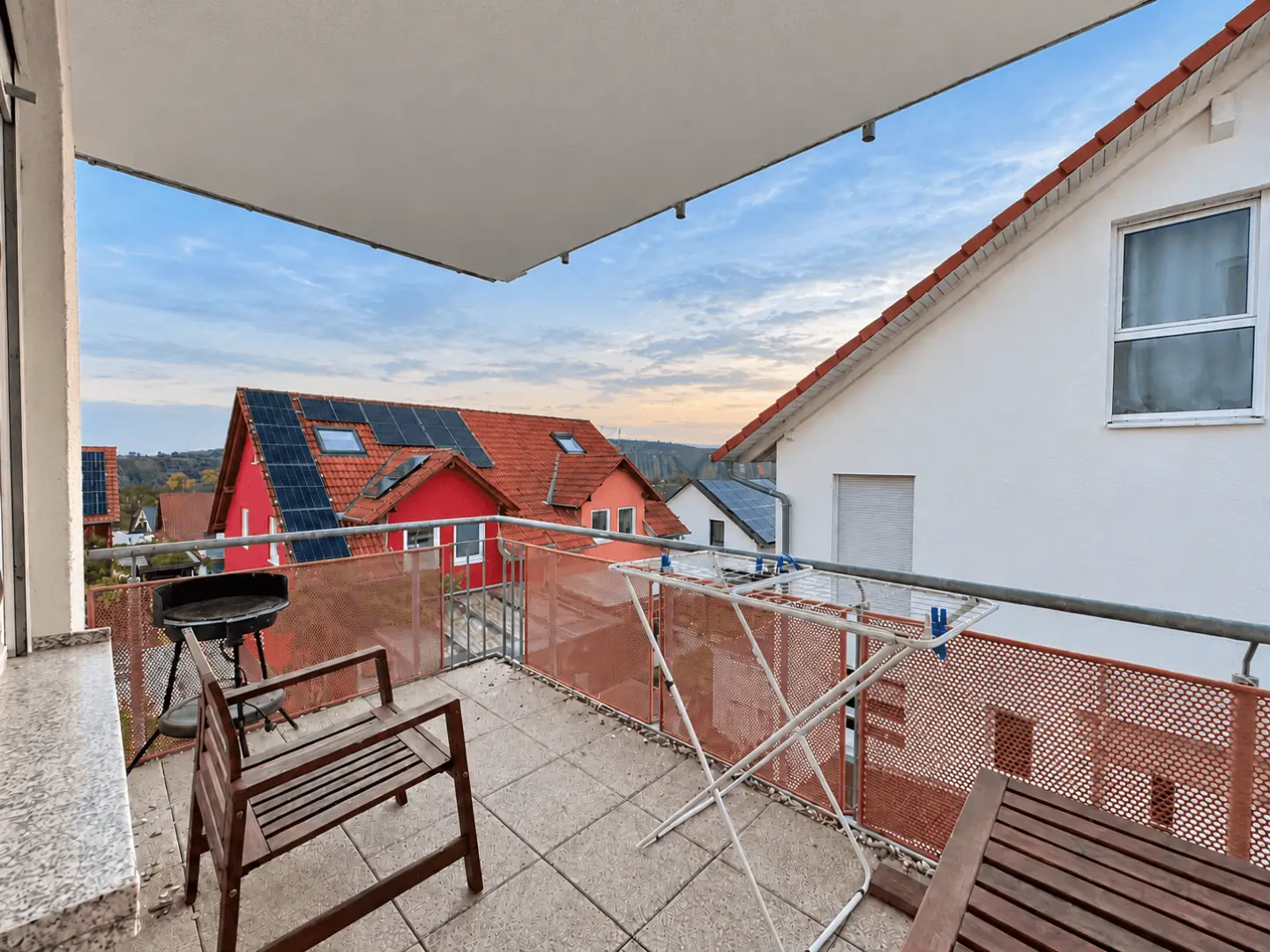 Überdachter Balkon mit Weitblick