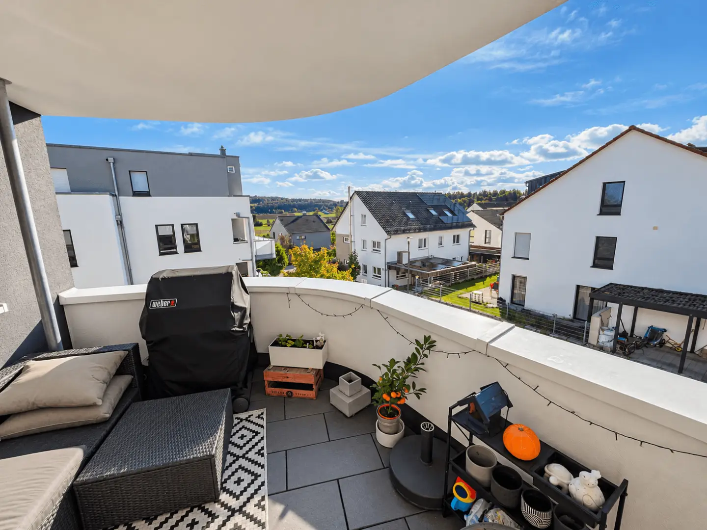 Sonniger Balkon mit schönem Weitblick