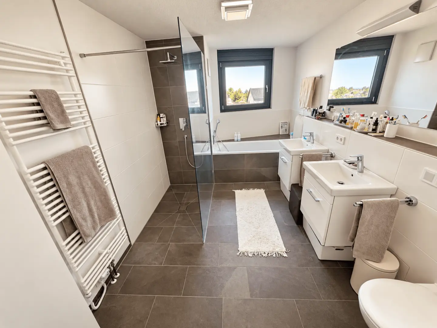 Modernes helles Badezimmer mit begehbarer Dusche