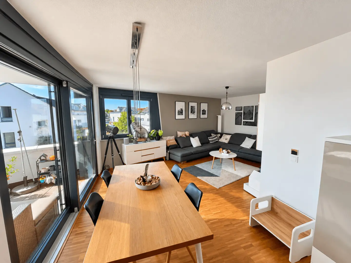 Helles Wohn- und Esszimmer